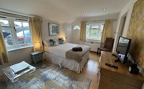 The Guesthouse Hideaway By Newfo.Rest